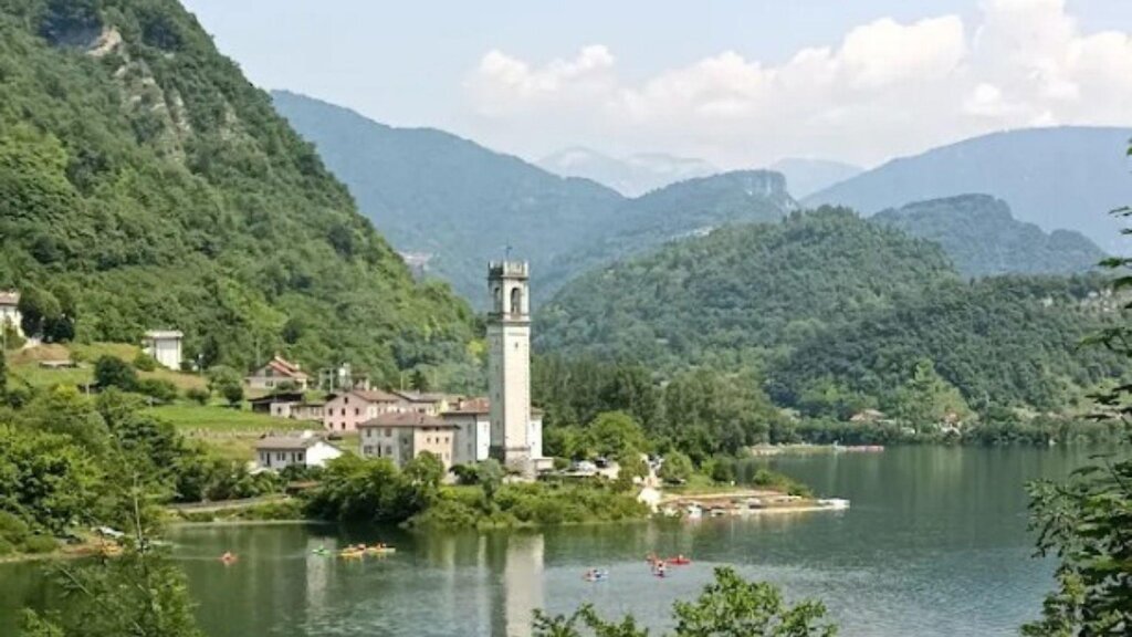Vista sul lago dalla chiesa