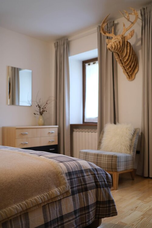 camera doppia_comò poltrona