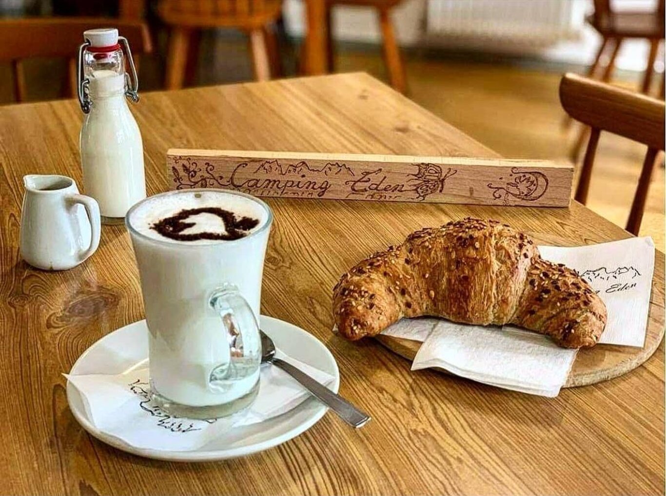 Frühstück an der Bar des Campingplatzes