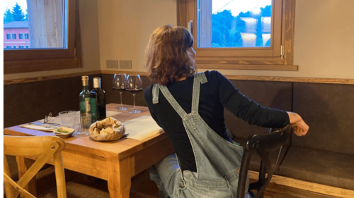 ragazza seduta in sala ragazza seduta in sala