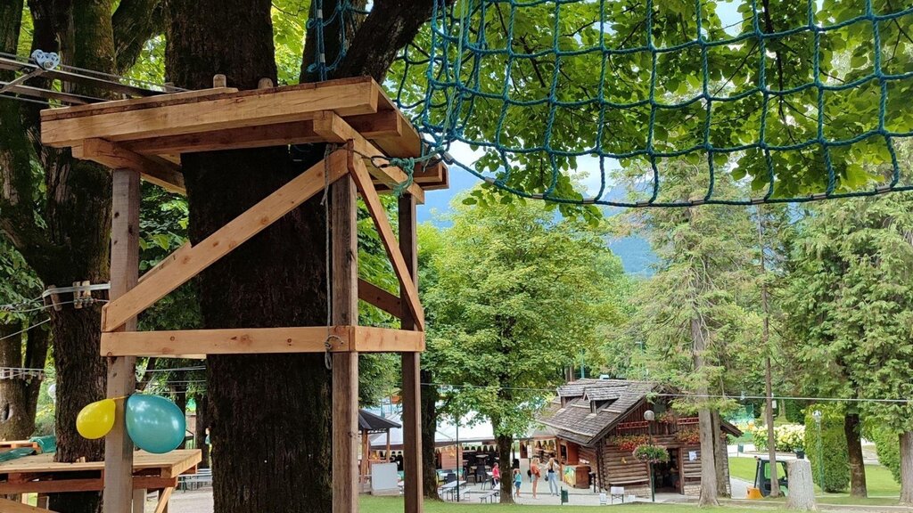 Veduta con sfondo Baita Alpina