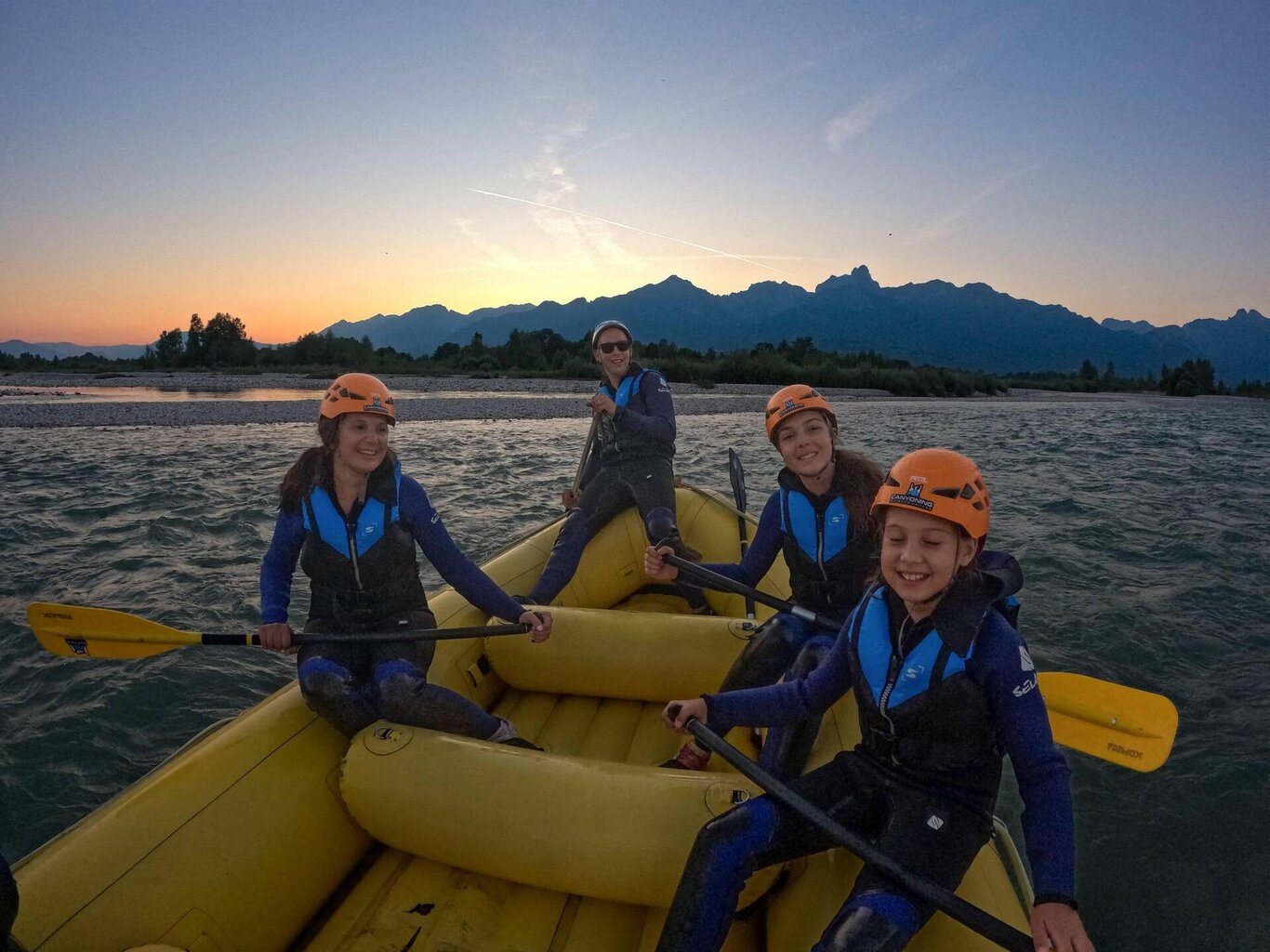 Rafting al tramonto ai piedi del Parco Nazionale delle Dolomiti Bellunesi