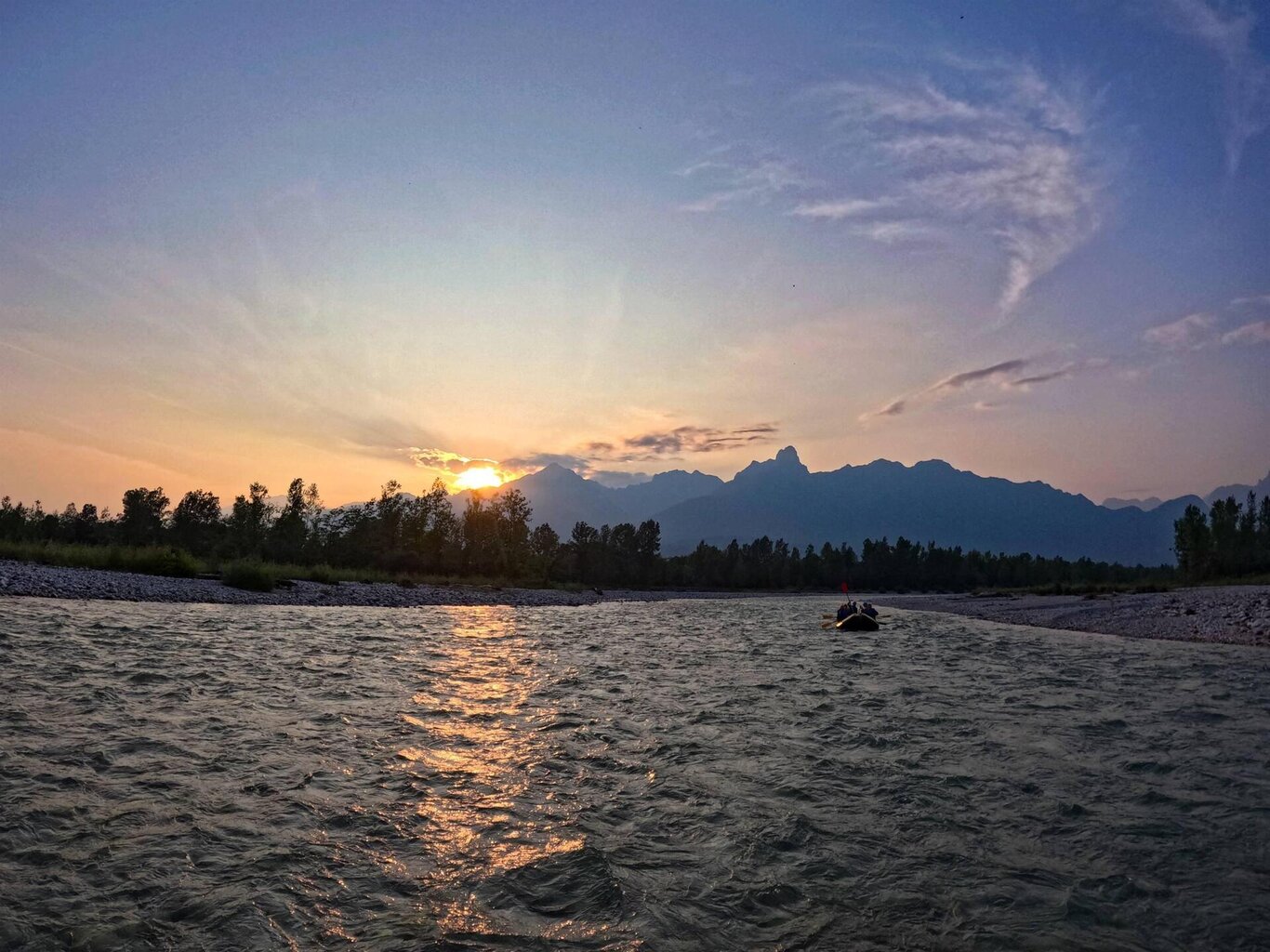 Rafting al tramonto ai piedi del Parco Nazionale delle Dolomiti Bellunesi