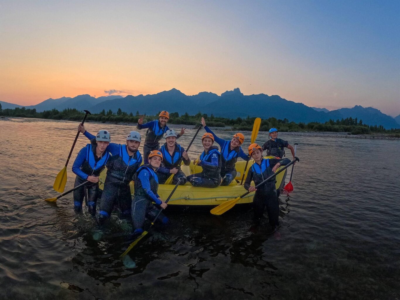 Rafting al tramonto ai piedi del Parco Nazionale delle Dolomiti Bellunesi