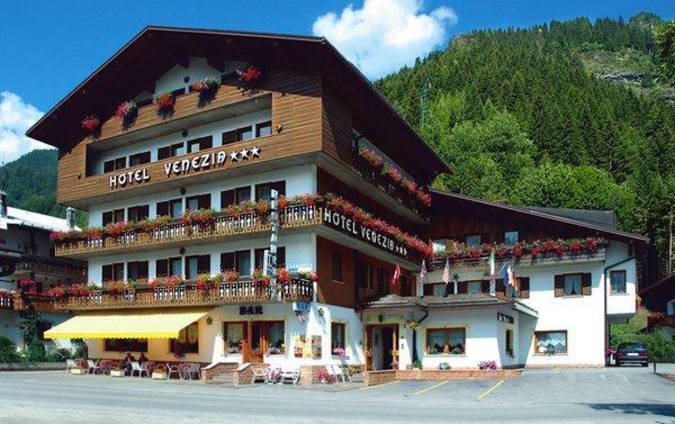 ESTERNO FACCIATA ESTERNO FACCIATA